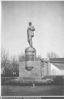 Прикрепленное изображение: Памятник В.И.Ленину скульптор Г.Манизер.jpg